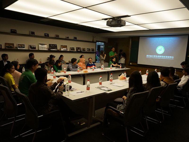 6代表团访问四川省大学生创新创业活动中心.jpg