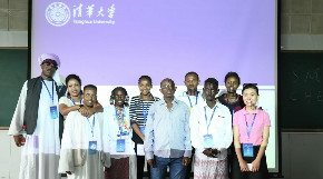亚非青年联欢节代表分组考察企业、学校、社区等机构