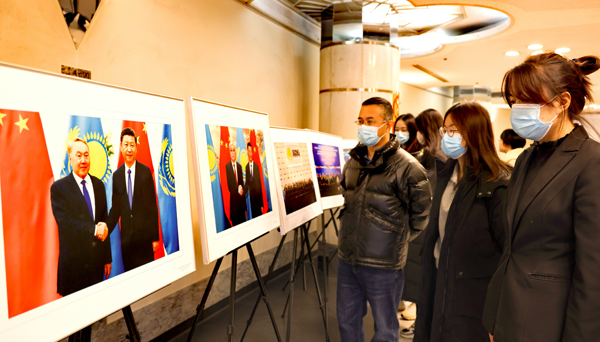 “哈萨克斯坦共和国独立30周年图片展” 在世纪剧院举办.jpg