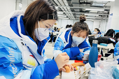 Beijing 2022 volunteers make traditional festive handicrafts 