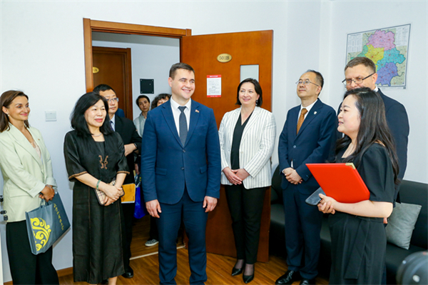 Belarusian minister of education visits BFSU 