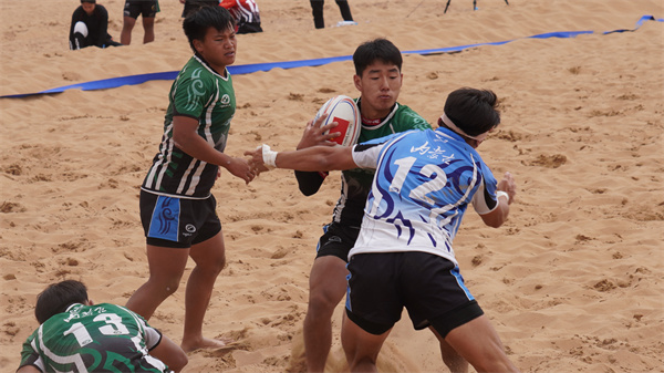 6月24日内蒙古青年橄榄球队球员（蓝色运动服）与草原骑兵橄榄球俱乐部比赛中抢球（刘志文 摄）.jpg